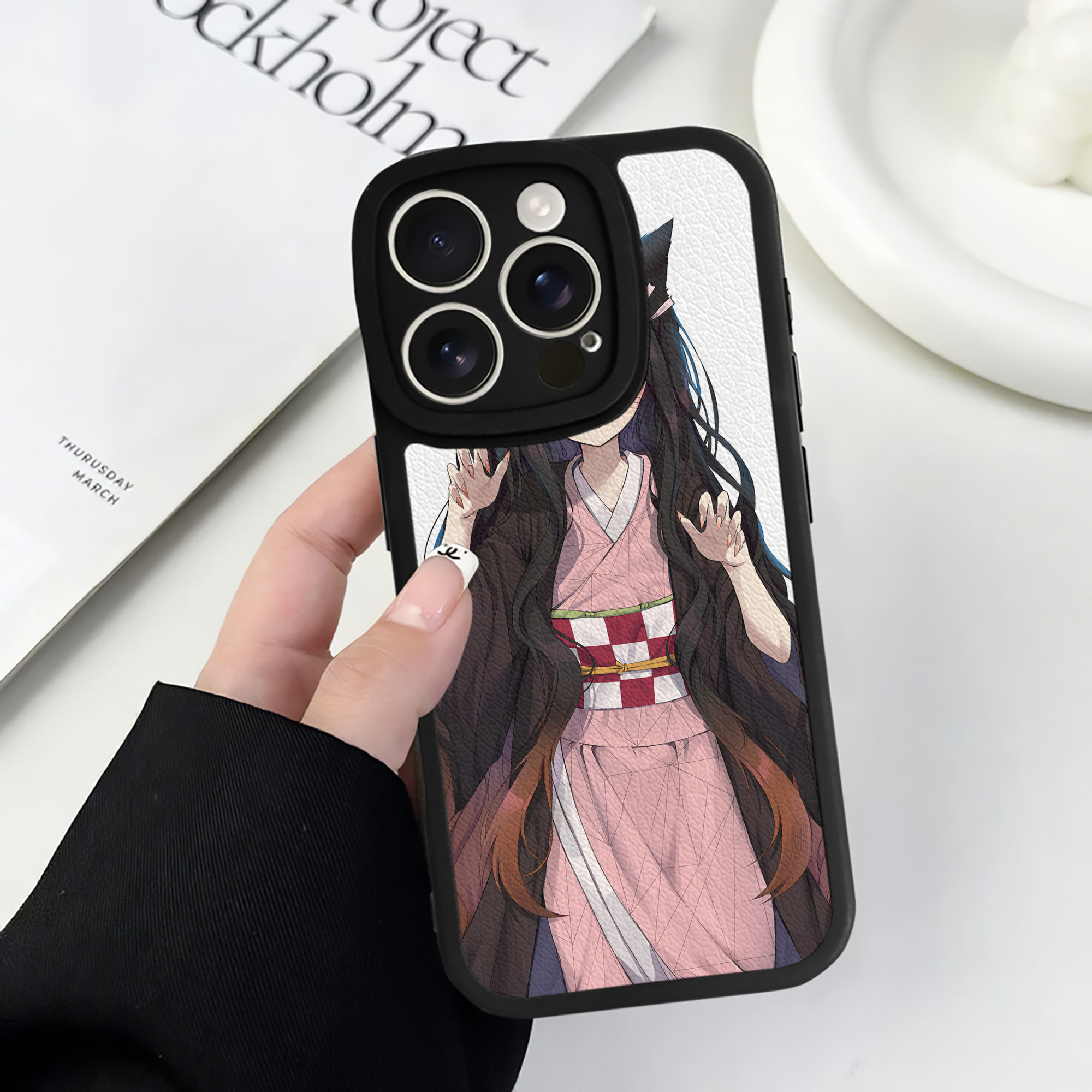 （画像用） 鬼滅の刃（きめつのやいば）竈門 禰󠄀豆子／かまど ねずこ Kamado Nezuko 【iPhone 16シリーズ対応】シリコンスマホケース（レザー調） 材質：シリコン